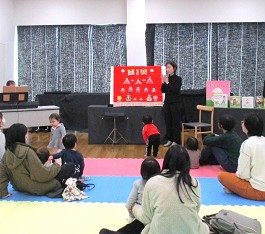 中央館「おはなしのひろば」の様子