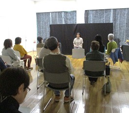 中央館「大人のおはなし会」の様子