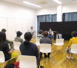 中央館「大人のおはなし会」の様子