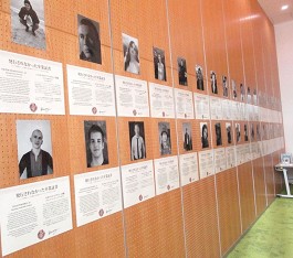 中央館「発行されなかった卒業証書展」の様子