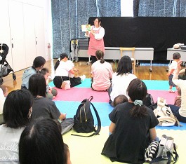 中央館「えほんのへや」の様子