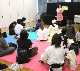 中央館「えほんのへや」の様子