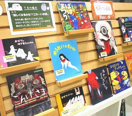 中央館7月『夏休みには何をする?』のテーマ展示の様子