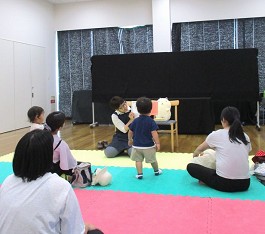 中央館「おはなしのひろば」の様子