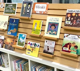 中央館8月『世界の国のこどもたち　平和』の展示の様子