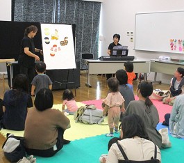 中央館「おはなしのひろば」の様子