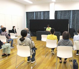 中央館「大人のためのおはなし会」の様子