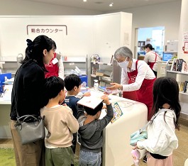 中央館「秋のおはなし会スペシャル」の様子