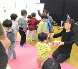 中央館「秋のおはなし会スペシャル」の様子