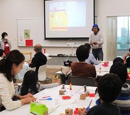 中央館「秋のおはなし会スペシャル」の様子