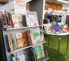 中央館11月『女らしさ、男らしさってなんだろう?』のテーマ展示の様子