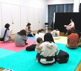 中央館「えほんのへや」の様子