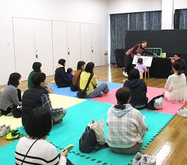 中央館「おはなしのひろば」の様子