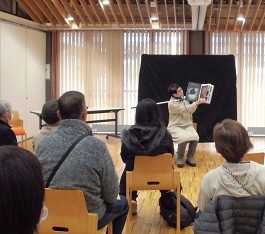 夜久野分館「大人のためのおはなし会」の様子