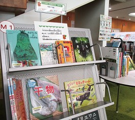 中央館12月『こどもたちに読んでほしい本 令和7年度版』のテーマ展示の様子