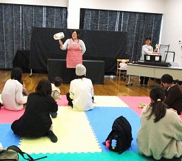 中央館「えほんのへや」の様子
