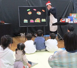 中央館「冬のおはなし会スペシャル」の様子