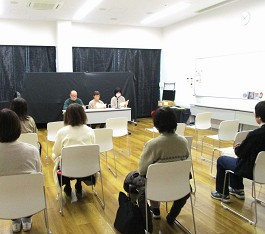 中央館「大人のためのおはなし会」の様子