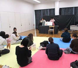 中央館「えほんのへや」の様子