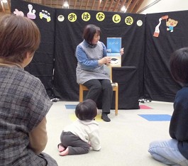 夜久野分館のおはなし会の様子