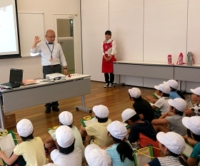 小学生が中央館に見学に来てくれた際の、塩見館長からの説明を聞いている様子