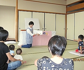 大江分館で『おはなしのへや』を開催している様子