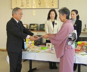 国際ソロプチミスト福知山様より、図書館中央館に児童用図書を寄贈いただだく寄贈式の様子