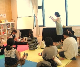 中央館で『小学生おはなし会』を開催している様子