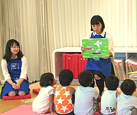 京都共栄学園高等学校の2年生が読み聞かせをしている様子