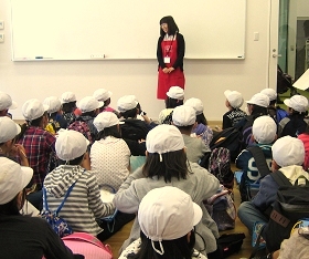 成仁小学校の子どもたちが見学に来ている様子