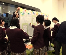 中央館　成美高校との共同展示企画『この絵本読んでみて！』を開催している様子