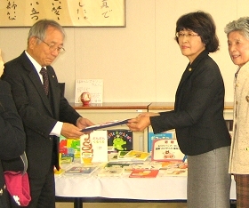 中央館　国際ソロプチミスト福知山様からの寄贈式の様子