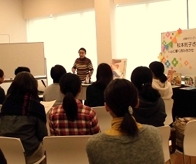 中央館　松本則子さんの講演会を熱心に聞き入っている参加者の様子