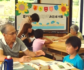 三和分館で『夏休み自由研究おたすけ隊』を開催している様子