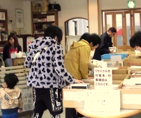 三和分館で『図書・雑誌のリサイクル市』を開催している様子