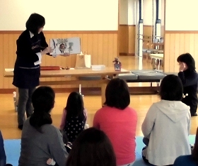 福知山市北部保健福祉センターで『ミニおはなしのへや』を開催している様子