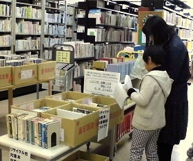 大江分館で『図書・雑誌のリサクル市』を開催している様子