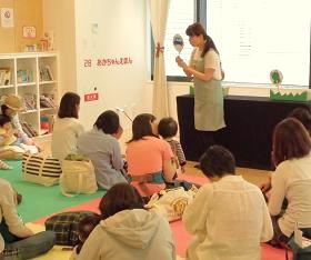 中央館で『えほんのへや』を開催している様子