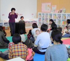 中央館で『おはなしのひろば』を開催している様子