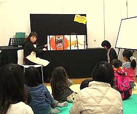 中央館で『小学生おはなし会』を開催している様子