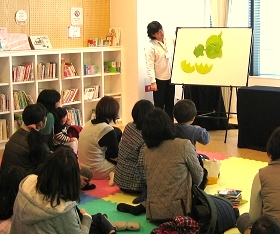 中央館で『たのしいおはなし会』を開催している様子