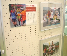 中央館で開催した『第25回福知山マラソン』写真展の様子