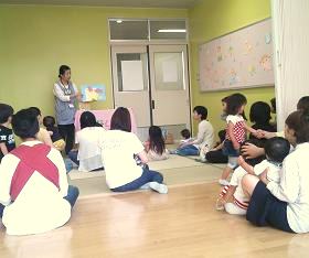 大江分館で『おはなし会』を開催している様子
