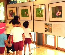 夜久野分館『創作絵本コンテスト原画展in図書館』を園児たちが見学している様子