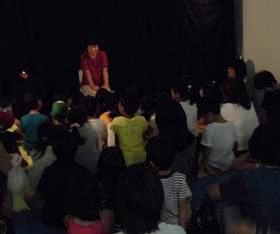 中央館で『小学生おはなし会 恐怖の館』を開催している様子