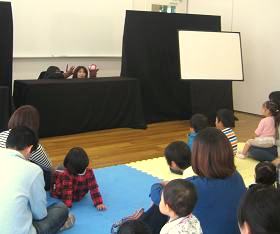 中央館で『たのしいおはなし会』を開催している様子