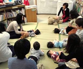 三和分館で『おはなし会』を開催している様子