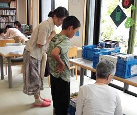 三和分館で『夏休み自由研究おたすけ隊』を開催している様子