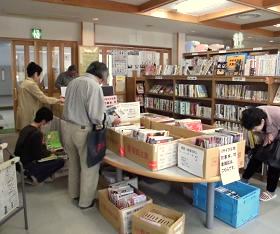 三和分館で「図書・雑誌のリサイクル市」を開催している様子