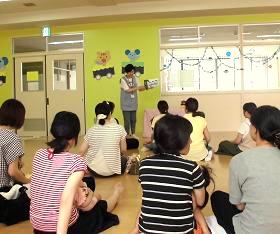 大江分館で『おはなし会』を開催している様子